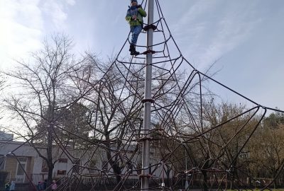 Sluníčko, tak jsme radši venku než ve třídě.